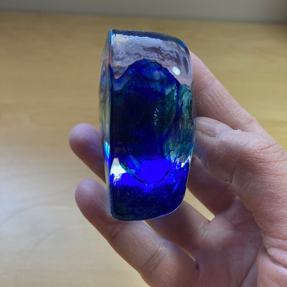 Blue and green glass heart-shaped paperweight, signed by artist - Picture 7 of 8